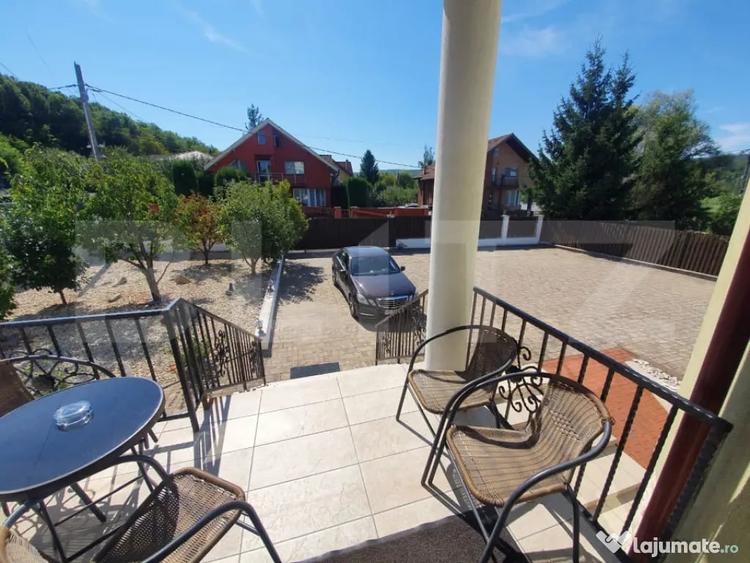 Casă cu 10 camere cu Teren 1100 Mp în Corunca