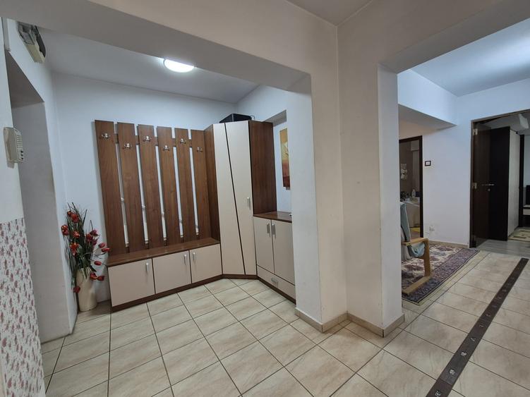 Apartament cu 3 camere decomandat în Nicolina