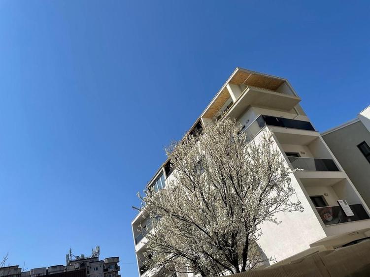 Apartament cu 3 camere semidecomandat în Doamna Ghica
