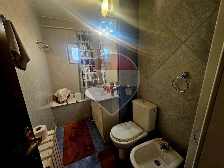 Apartament cu 4 camere decomandat în Central
