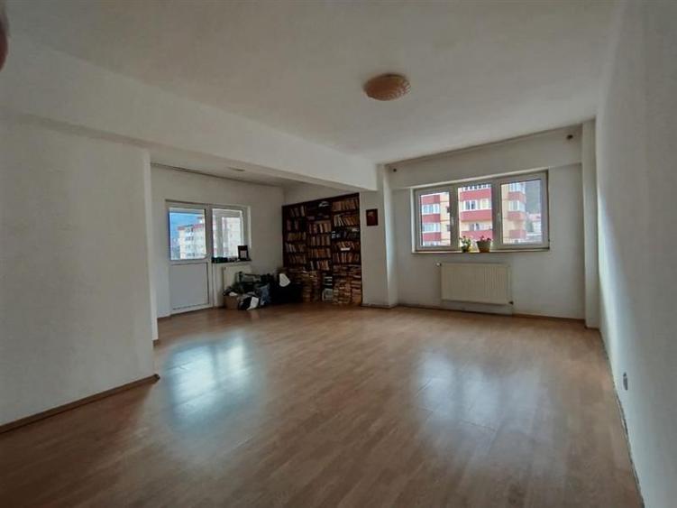 Apartament cu 4 camere decomandat în Răcădău