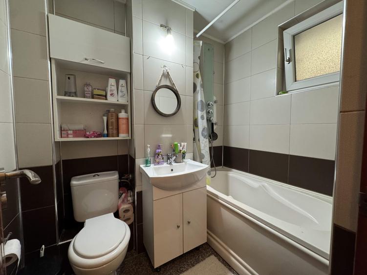 Apartament cu 3 camere semidecomandat în Central
