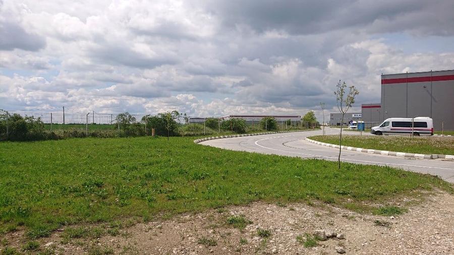 Teren de 13850 mp, în Centura Vest