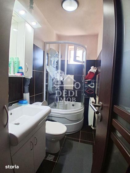 Apartament cu 3 camere semidecomandat în Nufărul