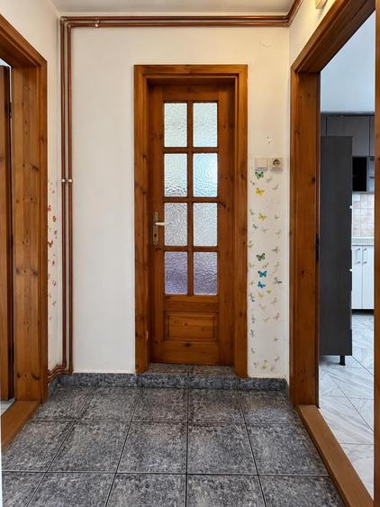 Apartament cu 3 camere semidecomandat în Aurel Vlaicu