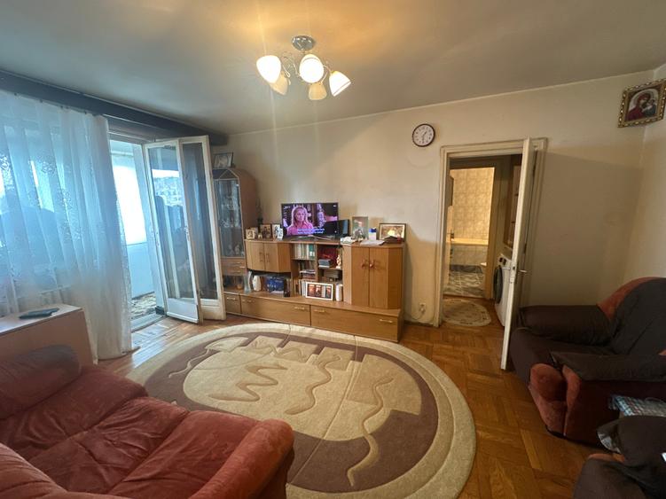 Apartament cu 3 camere semidecomandat în 1 Mai
