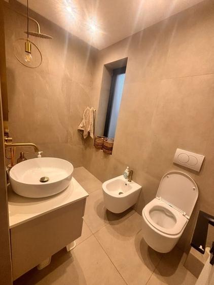Casă individuală cu 8 camere cu Canalizare în Florești