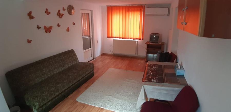 Apartament cu 3 camere semidecomandat în Baba Novac