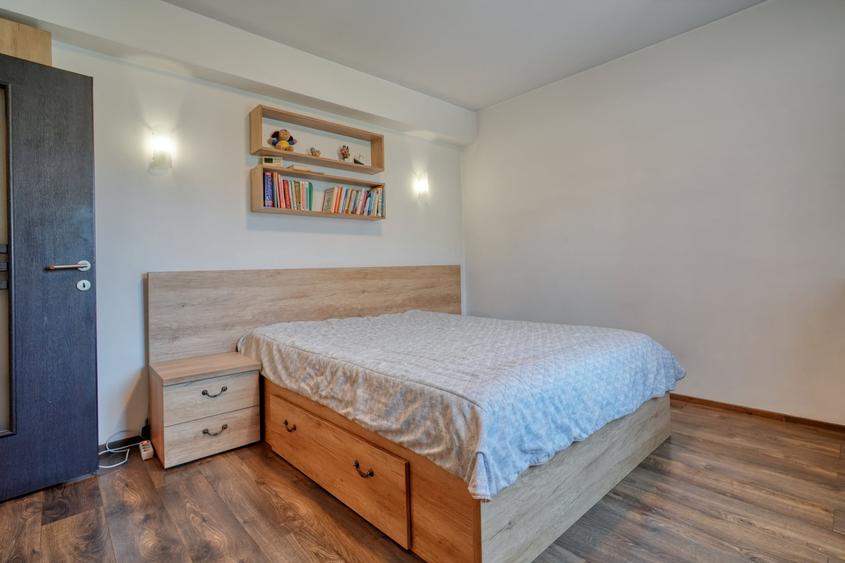Apartament cu 4 camere decomandat, mobilat în Tractorul