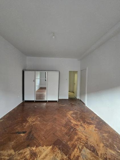 Apartament cu 3 camere decomandat în Calea Victoriei