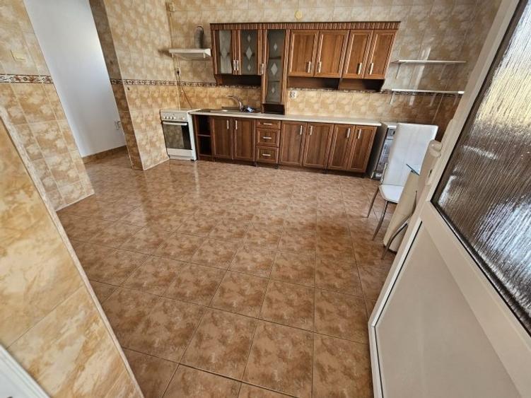 Casa-Vila in BANEASA- SISESTI. Bucatarie si Baie mobilate. 2 parcari interioare - 2
