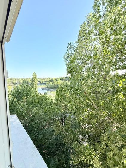 Apartament cu 3 camere semidecomandat în Băneasa