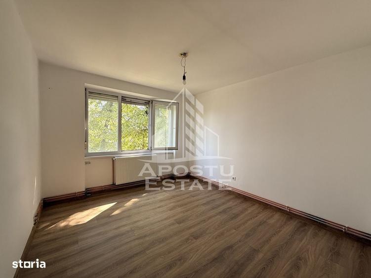 Apartament cu 3 camere semidecomandat în Tipografilor