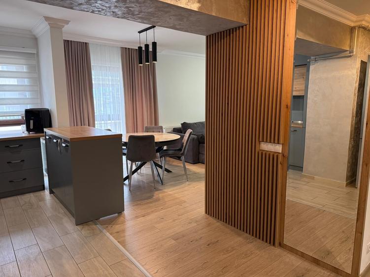 Apartament cu 4 camere decomandat în Drumul Taberei