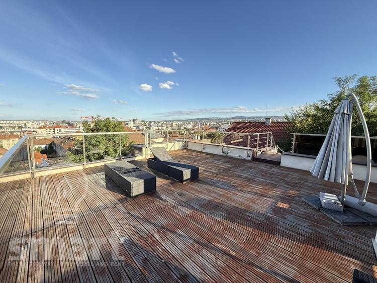 Duplex cu 12 camere cu Canalizare în Central