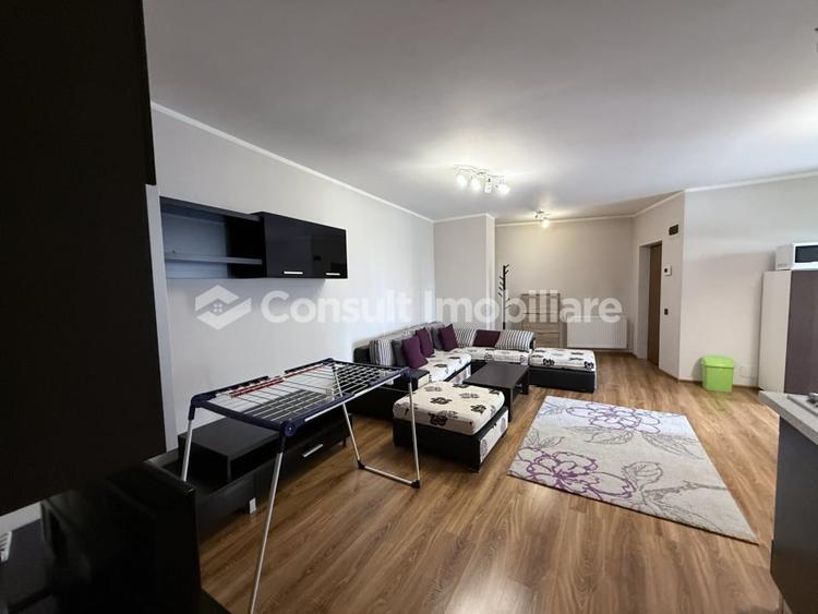 Apartament cu 3 camere semidecomandat, mobilat în Central