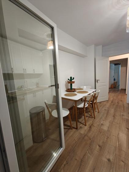 Apartament cu 4 camere decomandat în Central