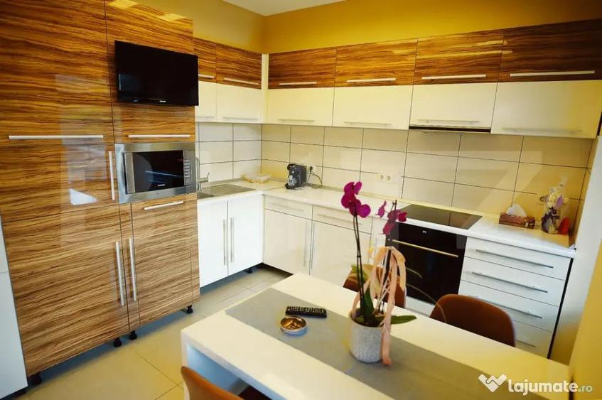 Apartament cu 4 camere decomandat, mobilat în Central