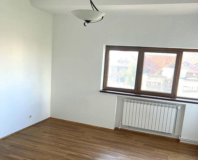 Apartament cu 6 camere decomandat în Dacia