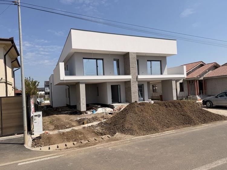Casă cu 4 camere în Dumbrăvița