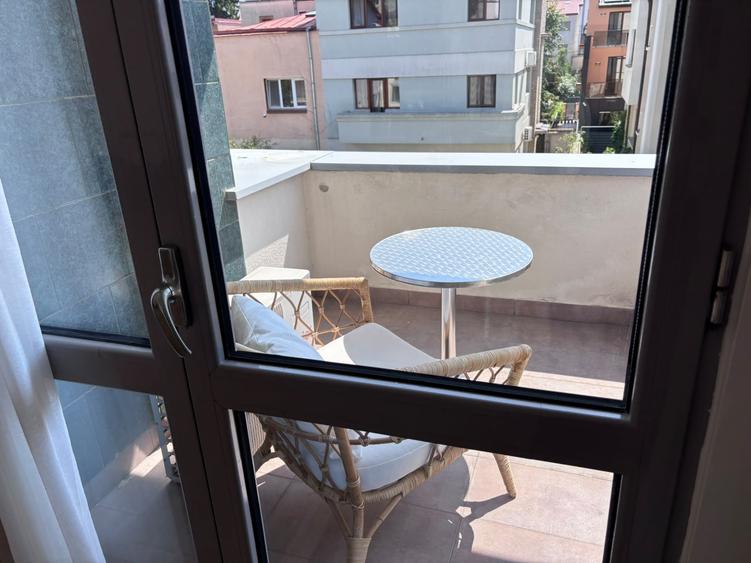 Apartament cu 4 camere decomandat, mobilat în Dorobanți
