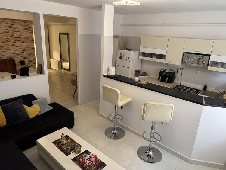 Apartament cu 2 camere decomandat în Apărătorii Patriei