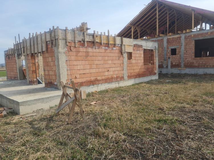 Casă individuală cu 5 camere cu Teren 500 Mp în Stupini