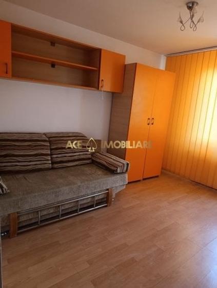 Apartament cu 3 camere semidecomandat, mobilat în Ozana