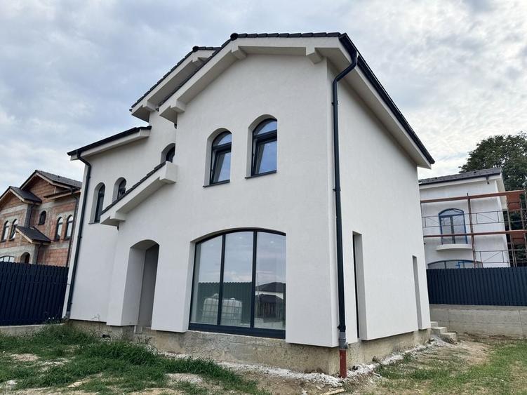 Casă cu 4 camere în Exterior Vest