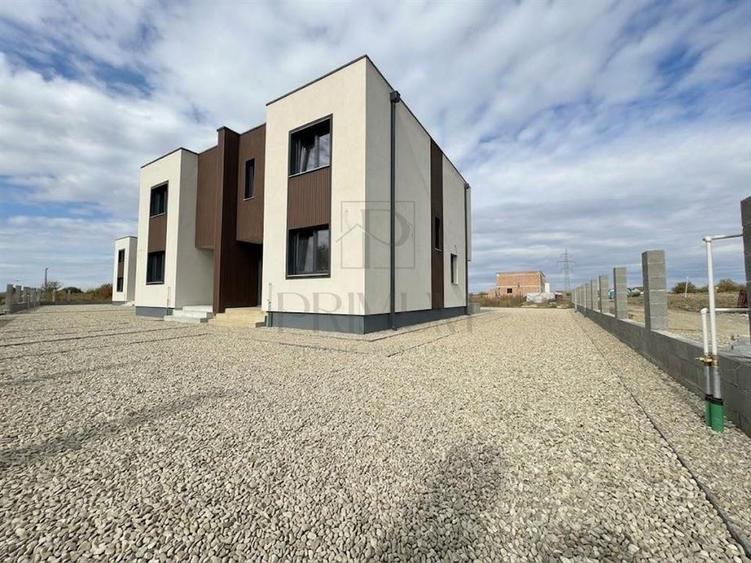 Duplex cu 4 camere cu Canalizare în Moșnița Nouă