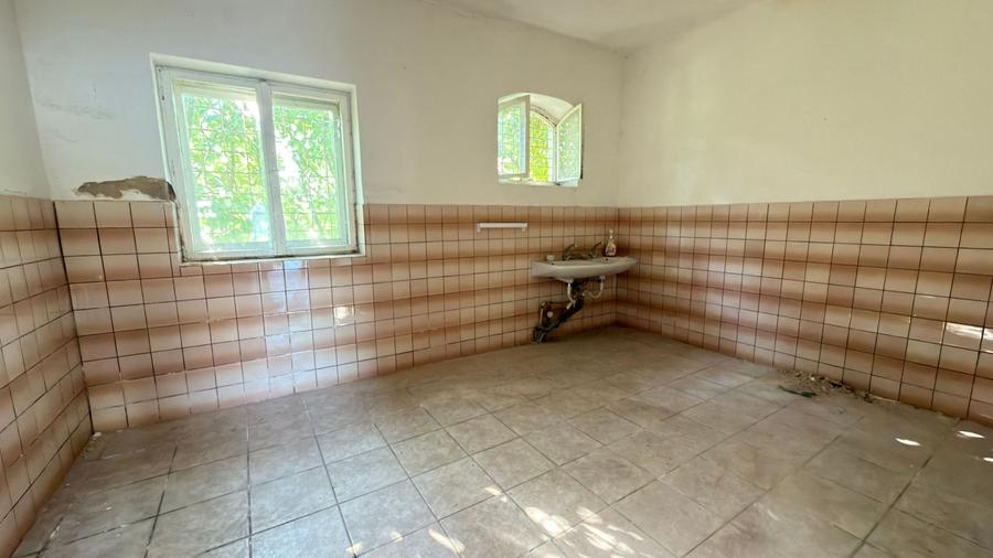 Casă individuală cu 6 camere cu Canalizare în Central