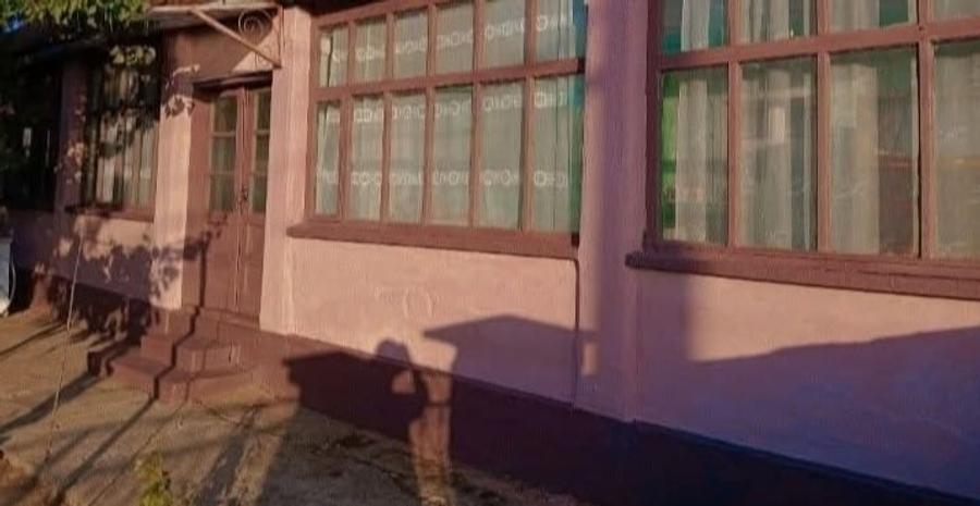Casă cu 3 camere cu Teren 10300 Mp în Central