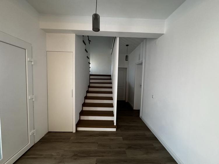Casă cu 3 camere în Dâmbu