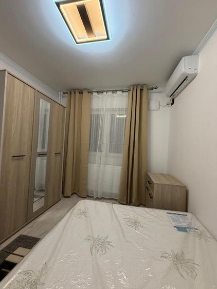 Apartament cu 3 camere semidecomandat în Berceni