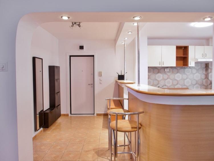 Apartament cu 3 camere decomandat, mobilat în Central