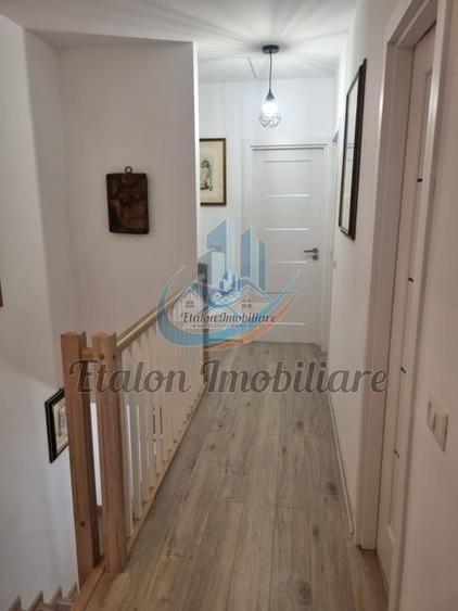 Casă individuală cu 5 camere cu Teren 350 Mp în Periferie