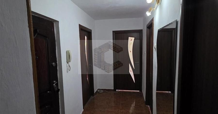 Apartament cu 3 camere decomandat, mobilat în Girocului