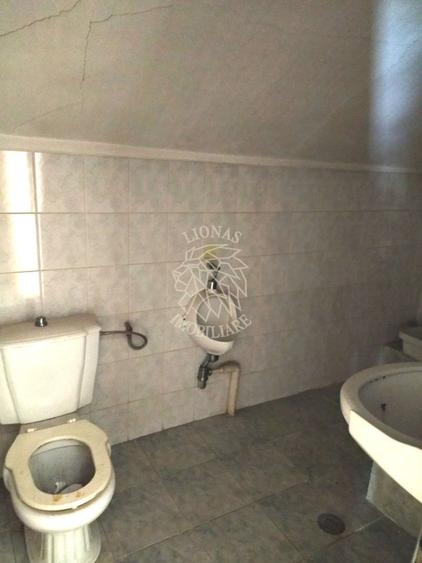 Casă individuală cu 8 camere cu Canalizare în Central