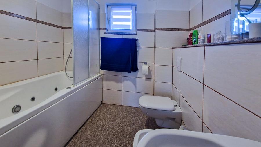 Casă individuală cu 6 camere cu Garaj în Dârza
