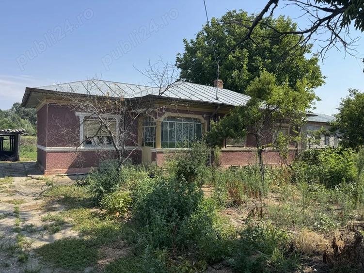 Casă cu 6 camere cu Teren 1950 Mp în Crivăț