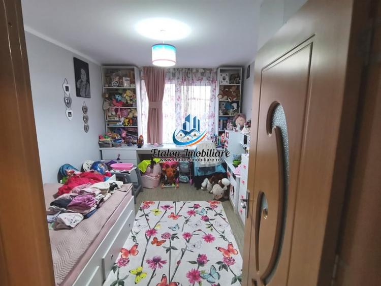 Apartament cu 3 camere semidecomandat în Periferie
