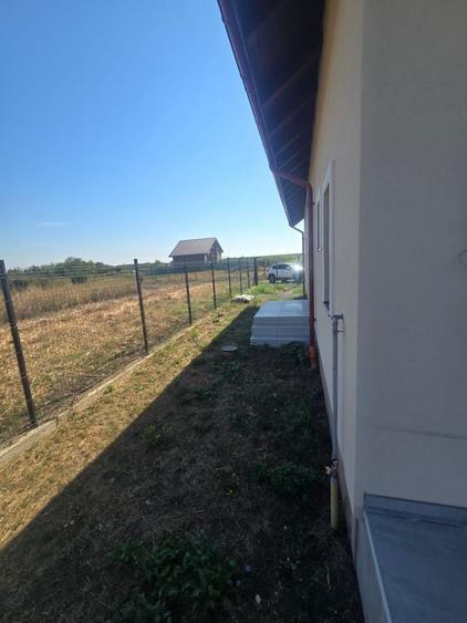 Duplex cu 4 camere cu Canalizare în Plopi