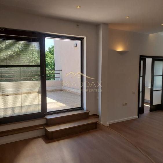 Apartament cu 5 camere decomandat în Kiseleff
