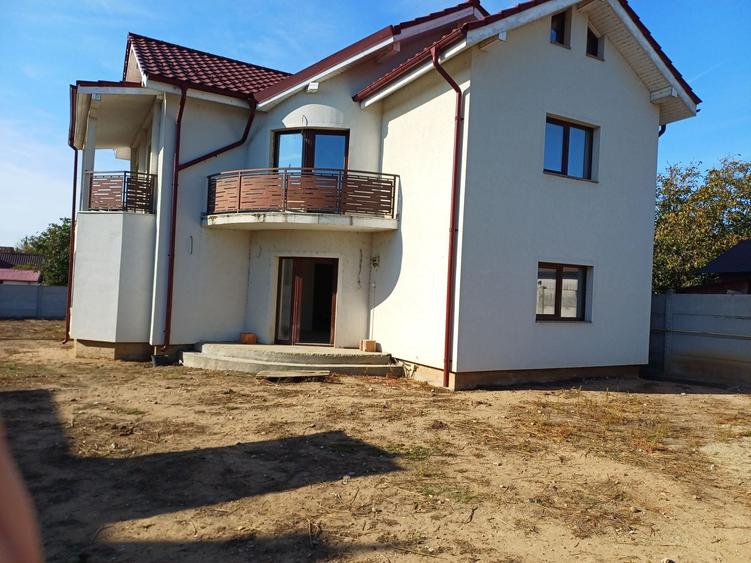 Casă cu 4 camere în Cernele