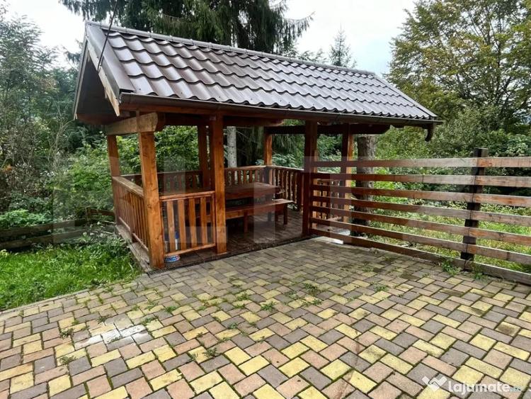 Casă cu 12 camere cu Teren 530 Mp în Colibița