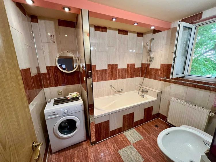 Apartament cu 3 camere decomandat în Cetate