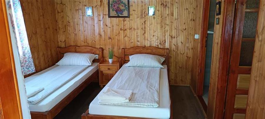 Casă cu 5 camere cu Teren 2693 Mp în Gornea