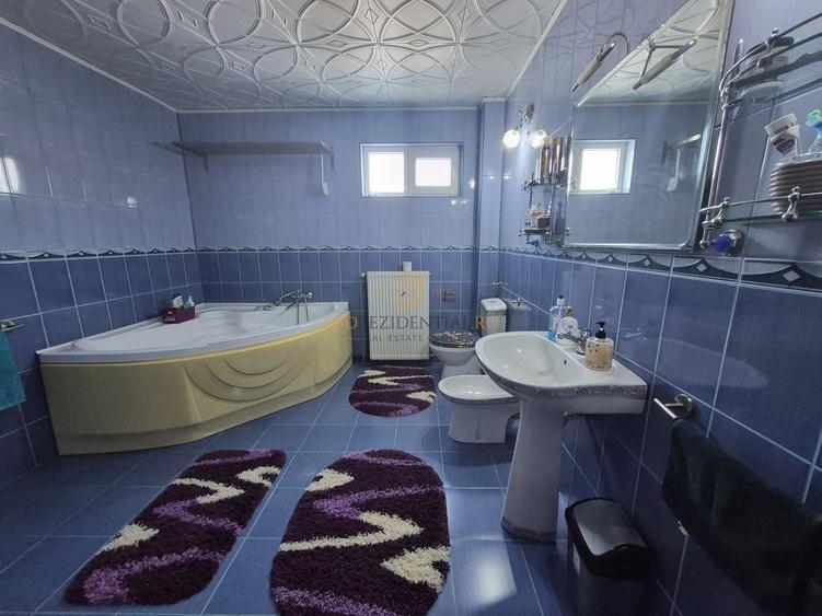 Casă individuală cu 5 camere cu Canalizare în 1 Decembrie