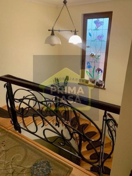 Duplex cu 10 camere cu Canalizare în Săsar