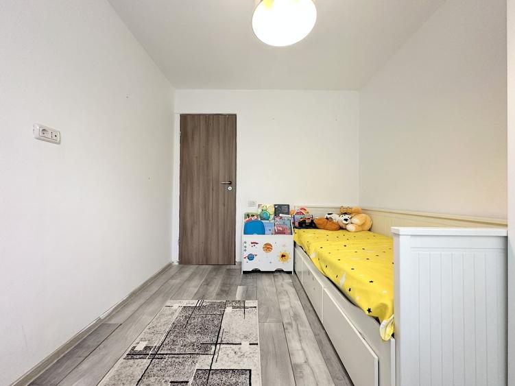 Apartament cu 3 camere semidecomandat, mobilat în Circumvalațiunii